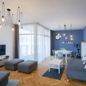 https://cozy-rooftop-apartment.praguehotelsweb.com